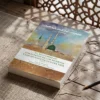 El Recuerdo de los Estados de los Muertos y los Asuntos de la Otra Vida (Tomo 1 - Edición bilingüe) de Imam al Qurtubi, sobre una mesa de madera con la sombra de una celosía