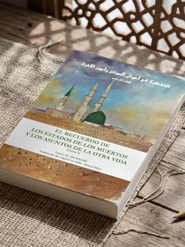 El Recuerdo de los Estados de los Muertos y los Asuntos de la Otra Vida (Tomo 1 - Edición bilingüe) de Imam al Qurtubi, sobre una mesa de madera con la sombra de una celosía