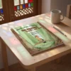 Sulayman, Prophet and King de Ahmed Bermejo, sobre una mesa de madera con la sombra de una celosía