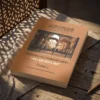 Tafsir al Qurtubi Tomo 1 de Imam al Qurtubi, sobre una mesa de madera con la sombra de una celosía