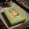 Tafsir al Qurtubi Tomo 10 de Imam al Qurtubi, sobre una mesa de madera con la sombra de una celosía