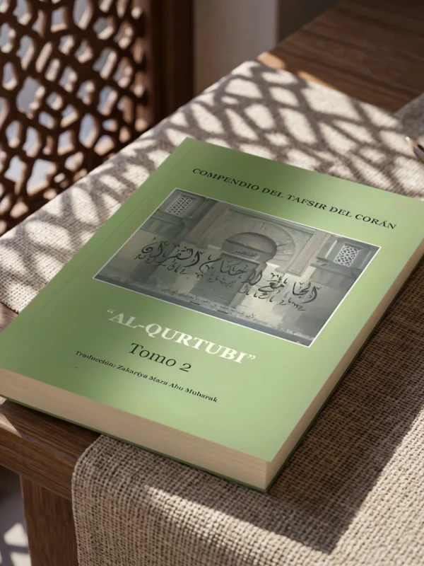 Tafsir al Qurtubi Tomo 2 de Imam al Qurtubi, sobre una mesa de madera con la sombra de una celosía