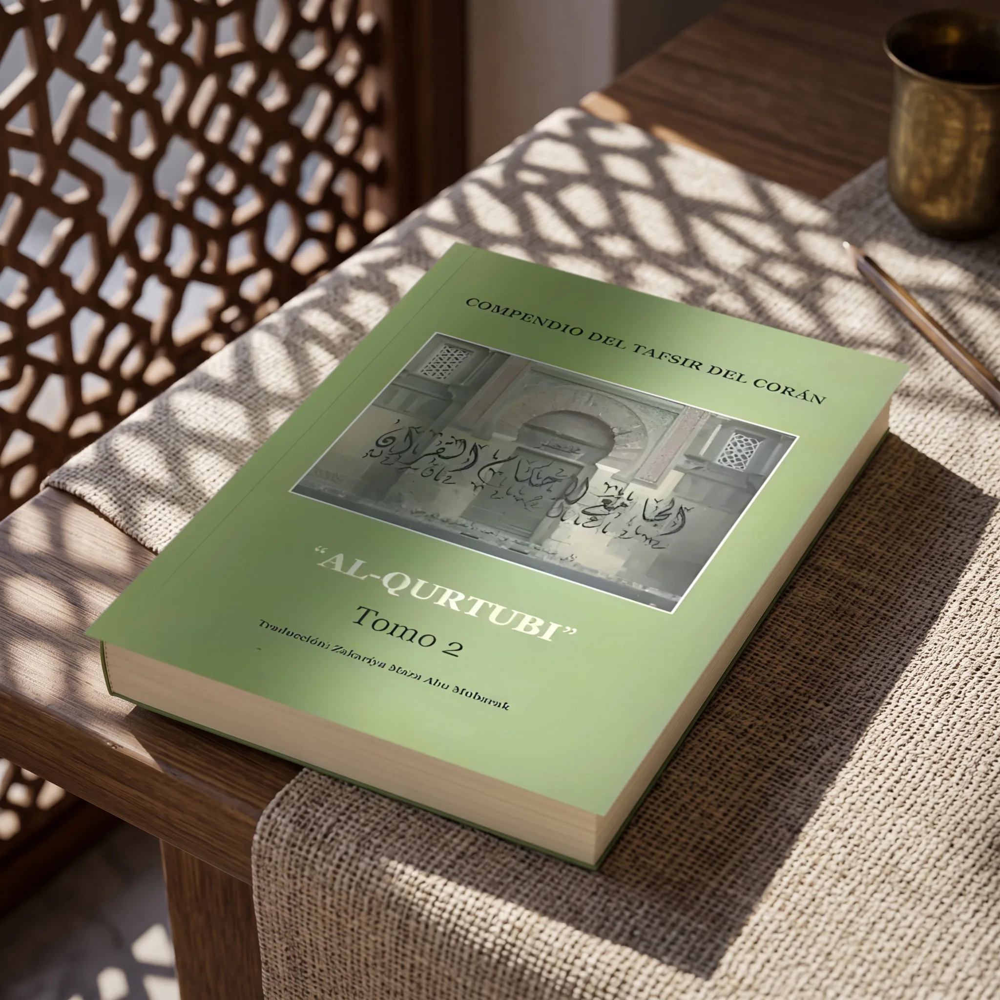 Tafsir al Qurtubi Tomo 2 de Imam al Qurtubi, sobre una mesa de madera con la sombra de una celosía