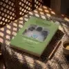Tafsir al Qurtubi Tomo 4 de Imam al Qurtubi, sobre una mesa de madera con la sombra de una celosía