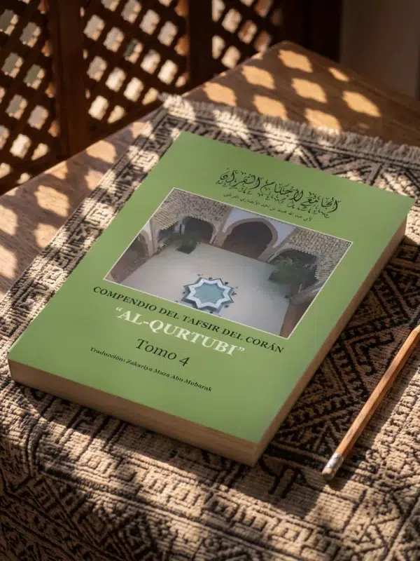Tafsir al Qurtubi Tomo 4 de Imam al Qurtubi, sobre una mesa de madera con la sombra de una celosía