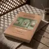 Tafsir al Qurtubi Tomo 5 de Imam al Qurtubi, sobre una mesa de madera con la sombra de una celosía