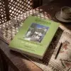 Tafsir al Qurtubi Tomo 6 de Imam al Qurtubi, sobre una mesa de madera con la sombra de una celosía