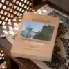 Tafsir al Qurtubi Tomo 7 de Imam al Qurtubi, sobre una mesa de madera con la sombra de una celosía