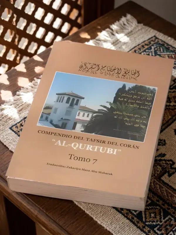 Tafsir al Qurtubi Tomo 7 de Imam al Qurtubi, sobre una mesa de madera con la sombra de una celosía