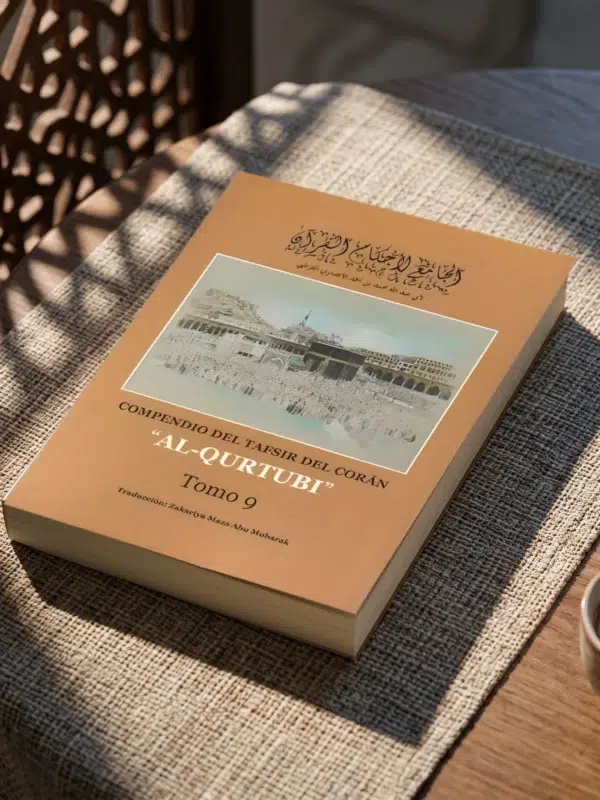 Tafsir al Qurtubi Tomo 9 de Imam al Qurtubi, sobre una mesa de madera con la sombra de una celosía