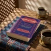 Tanbih Al Ghafilin de Nasr Ibn Muhammad Ibn Ibrahim As-Samarqandi, sobre una mesa de madera con la sombra de una celosía