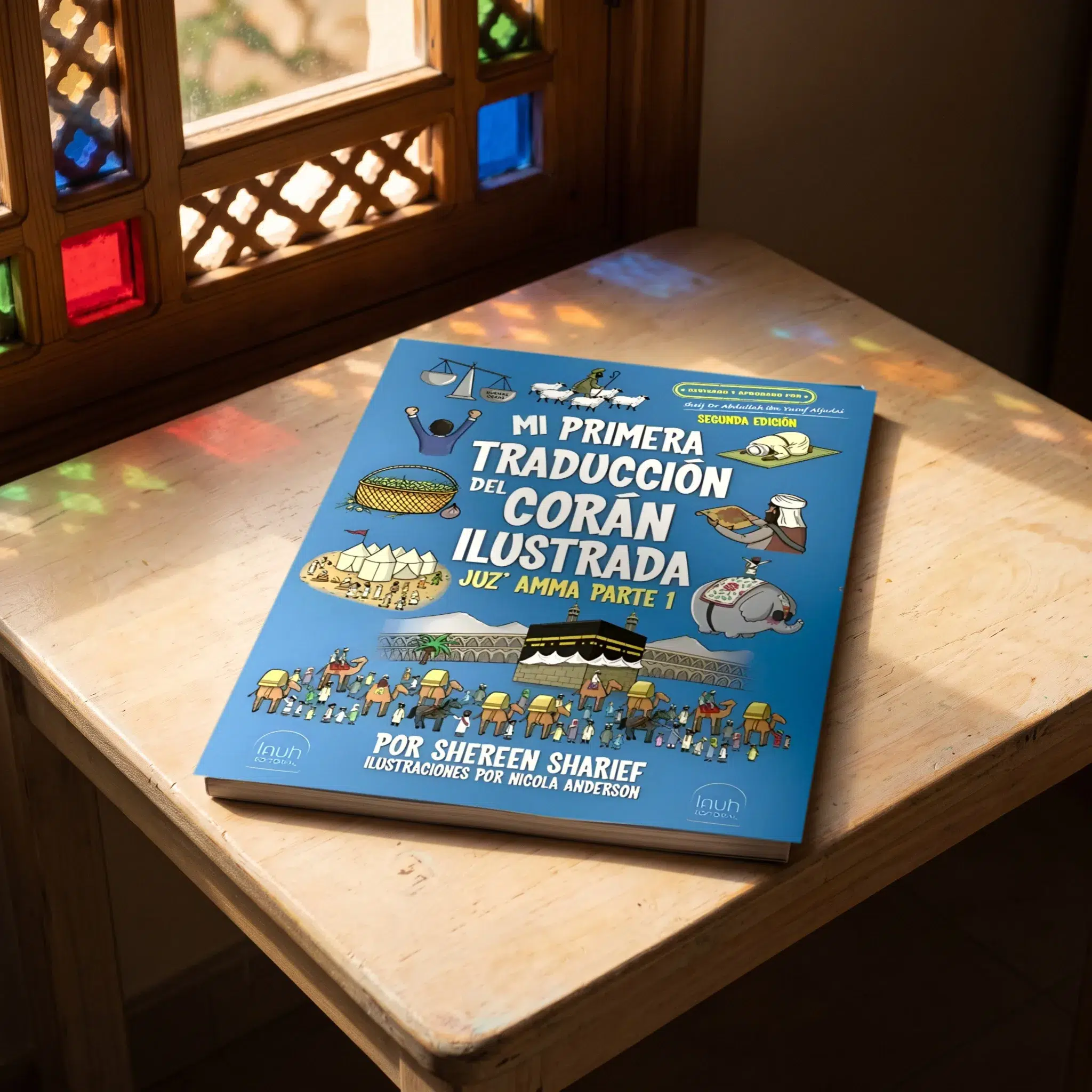 Mi primera traducción del Corán ilustrada de Shereen Sharief, sobre una mesa de madera con la sombra de una celosía
