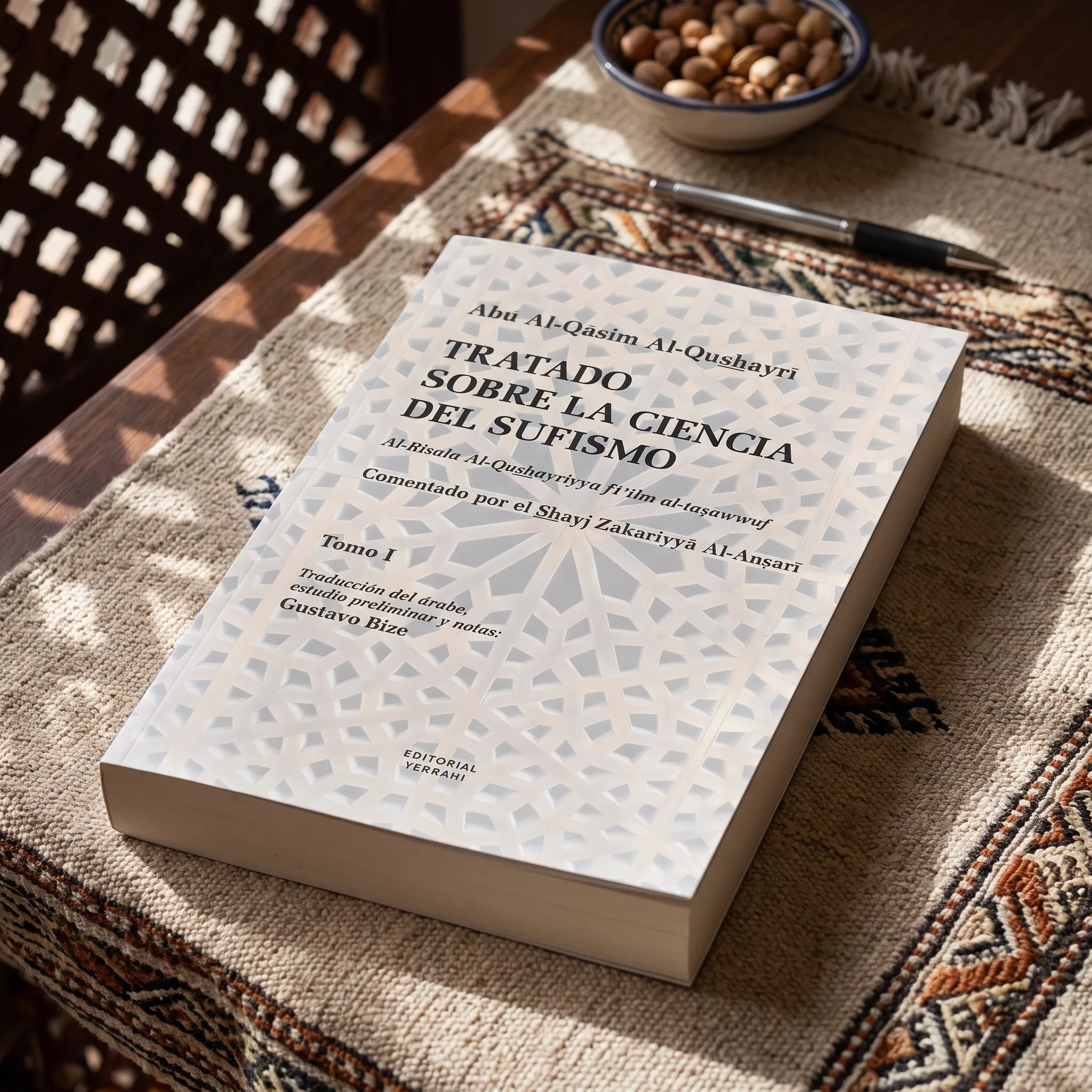 Tratado sobre la Ciencia del Sufismo – Tomo I de Abu Al-Qasim Al-Qushayri, sobre una mesa de madera con la sombra de una celosía