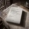 Tratado sobre la Ciencia del Sufismo – Tomo II de Abu Al-Qasim Al-Qushayri, sobre una mesa de madera con la sombra de una celosía