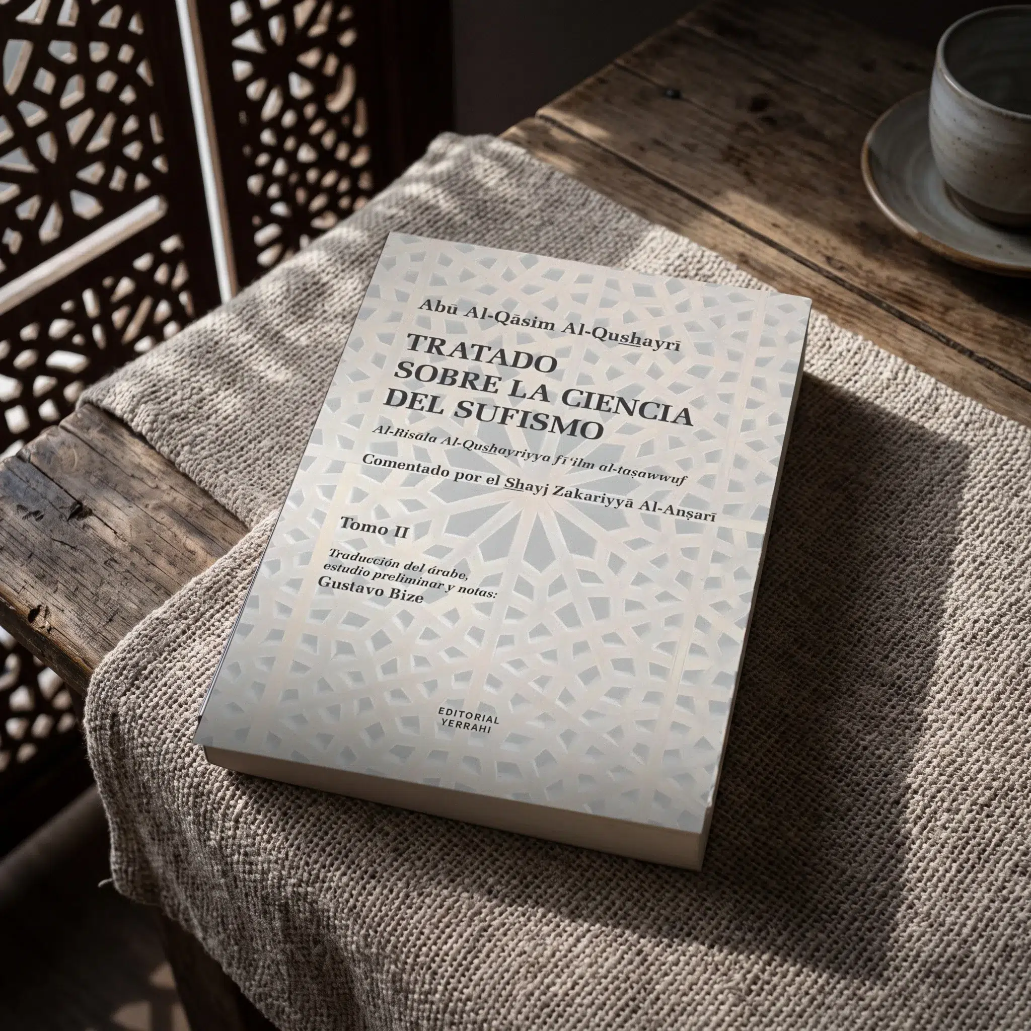 Tratado sobre la Ciencia del Sufismo – Tomo II de Abu Al-Qasim Al-Qushayri, sobre una mesa de madera con la sombra de una celosía