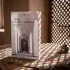 Velos de luz y sombras de Abu Hamid Al-Gazali (Algazel), sobre una mesa de madera con la sombra de una celosía