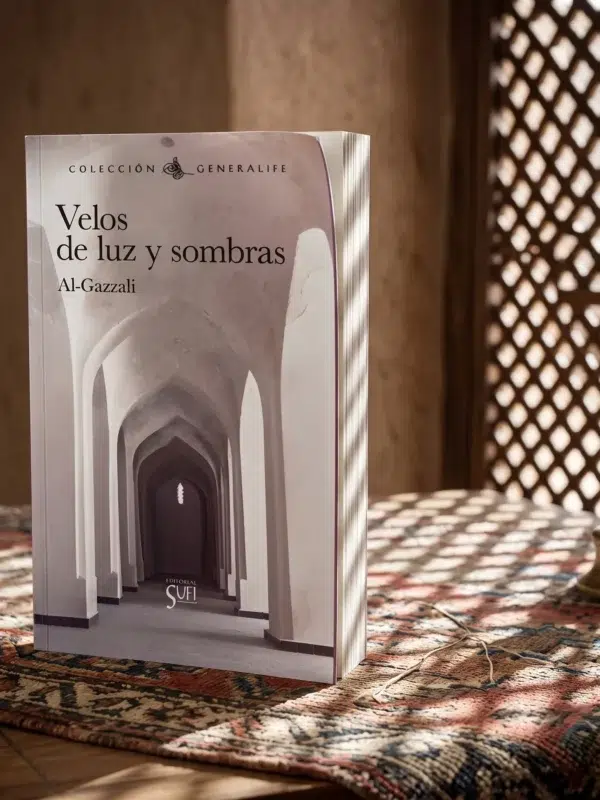 Velos de luz y sombras de Abu Hamid Al-Gazali (Algazel), sobre una mesa de madera con la sombra de una celosía