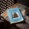 Vida y enseñanza de Abul 'Abbas Al-Mursi de Abdul Halim Mahmud, sobre una mesa de madera con la sombra de una celosía