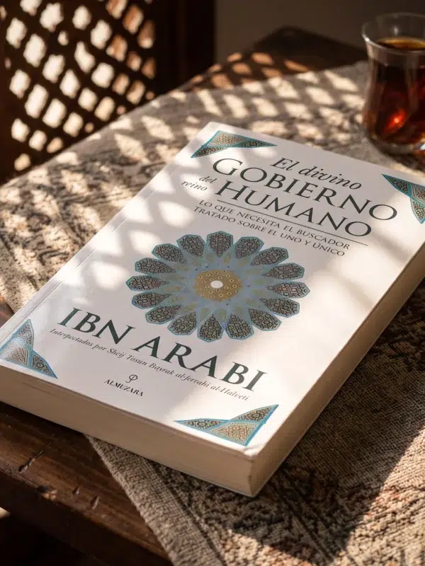 El divino gobierno del reino humano de Ibn 'Arabi, sobre una mesa de madera con la sombra de una celosía