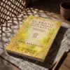 El fruto de las palabras inspiradas de Shayj Ahmad al Alawi, sobre una mesa de madera con la sombra de una celosía