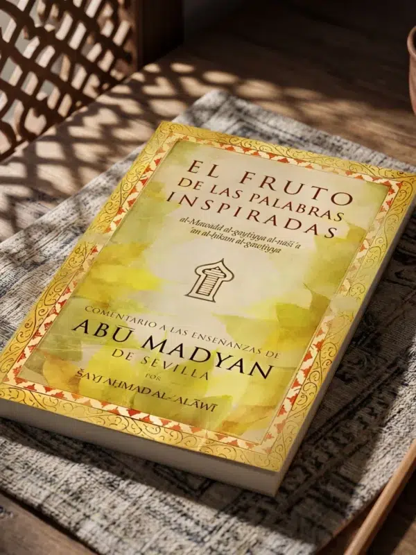 El fruto de las palabras inspiradas de Shayj Ahmad al Alawi, sobre una mesa de madera con la sombra de una celosía