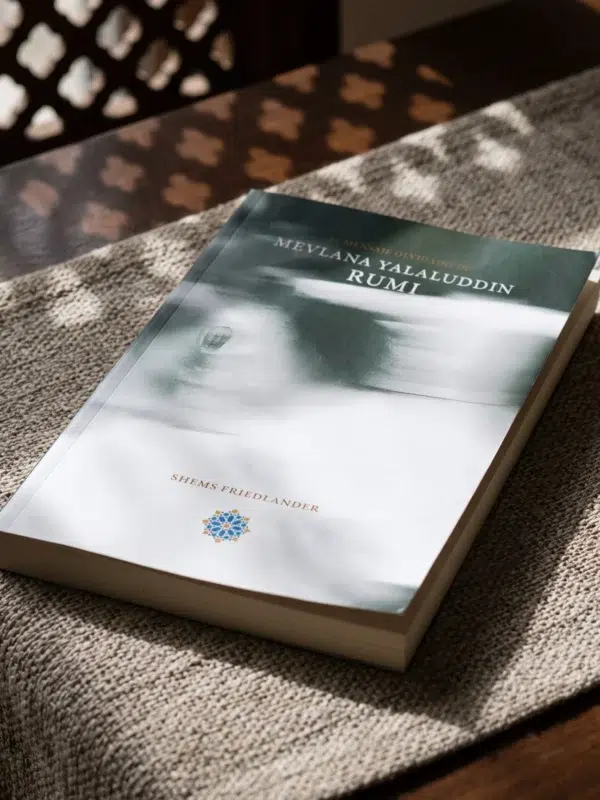 El mensaje olvidado de Rumi de Shems Friedlander, sobre una mesa de madera con la sombra de una celosía