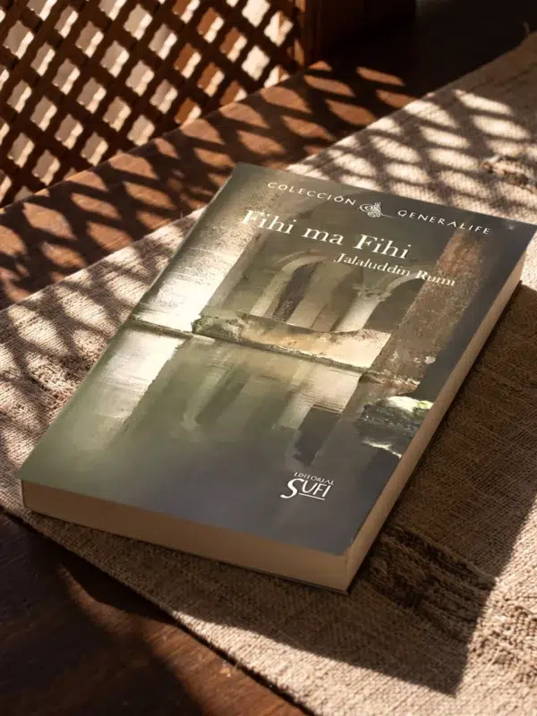 Fihi ma Fihi de Yaladuddin Rumi, sobre una mesa de madera con la sombra de una celosía