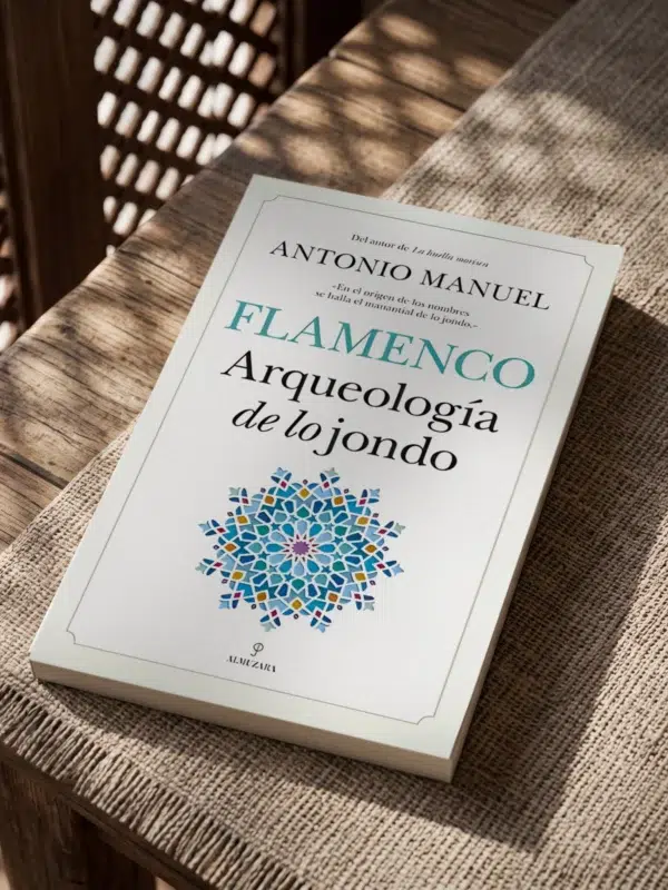 Flamenco. Arqueología de lo jondo de Antonio Manuel, sobre una mesa de madera con la sombra de una celosía