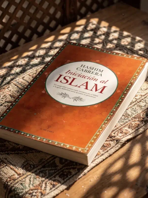 Iniciación al Islam de Hashim Cabrera, sobre una mesa de madera con la sombra de una celosía