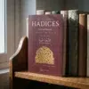 Los Cuarenta Hadices del Imam al-Nawawi en una estantería de madera