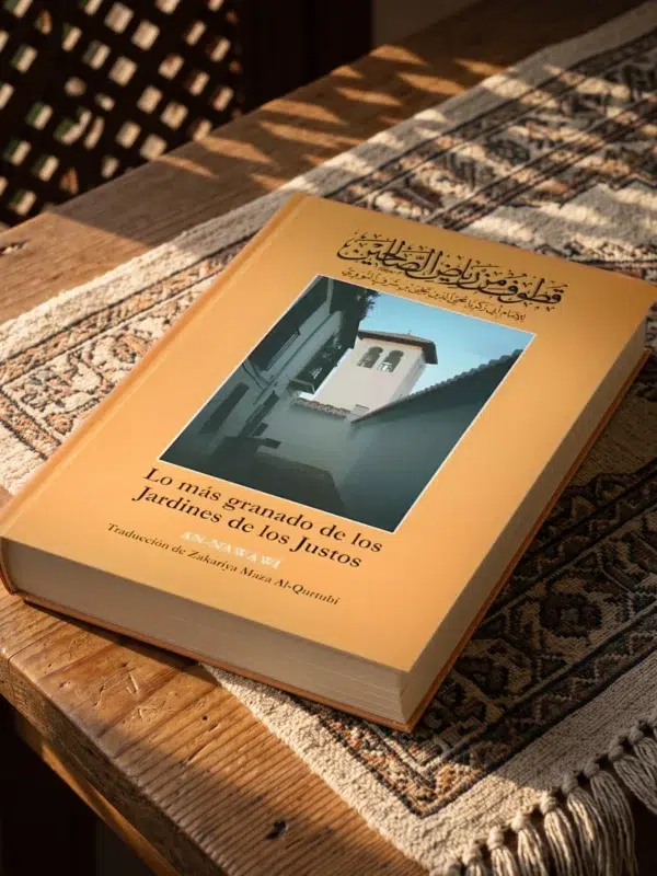 Lo más Granado de los Jardines de los Justos de Imam An-Nawawi, sobre una mesa de madera con la sombra de una celosía