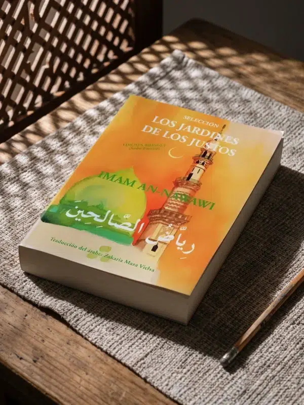 Los Jardines de los Justos (Edición Bilingüe) de Imam An-Nawawi, sobre una mesa de madera con la sombra de una celosía