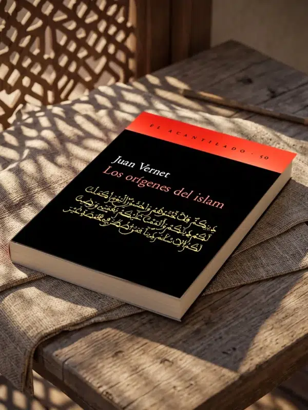 Los orígenes del Islam de Juan Vernet, sobre una mesa de madera con la sombra de una celosía