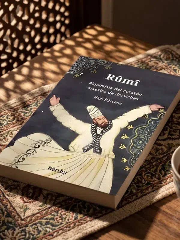 Rumi, Alquimista del corazón, maestro de derviches de Halil Bárcena, sobre una mesa de madera con la sombra de una celosía