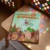 Si encuentro mi bicicleta… de Narges Mirfeizi, sobre una mesa de madera con la luz de una celosía de colores