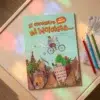 Si encuentro mi bicicleta… de Narges Mirfeizi, visto desde arriba, sobre una mesa de madera con lápices de colores