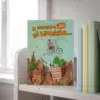 Si encuentro mi bicicleta… de Narges Mirfeizi, junto a una estantería infantil