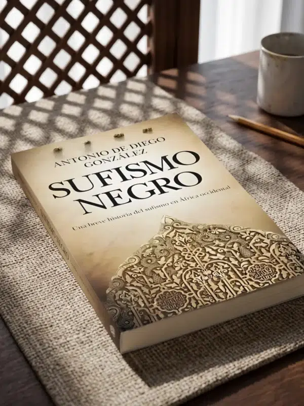 Sufismo negro de Antonio de Diego González, sobre una mesa de madera con la sombra de una celosía