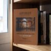 Tafsir al Qurtubi Tomo 1 de Imam al Qurtubi, junto a una estantería de libros